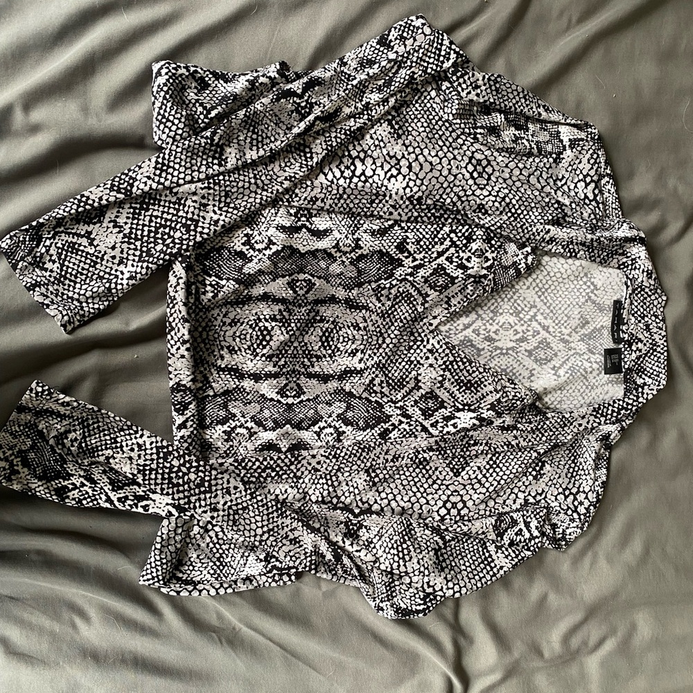 Tahari Black & White Snake Print Top